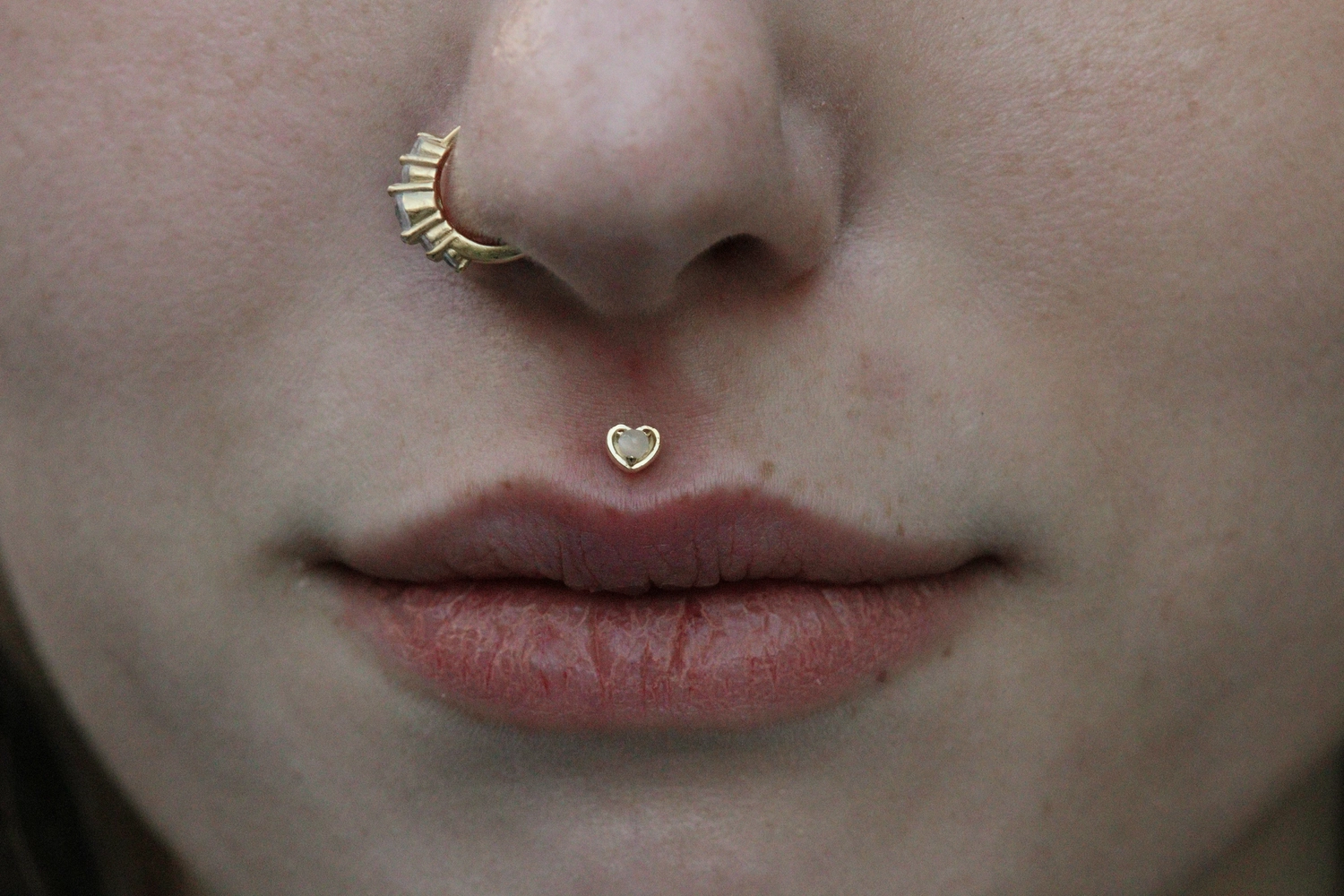 Maluna - Piercing and Fine Jewelry - Nasen- und Philtrumpiercing