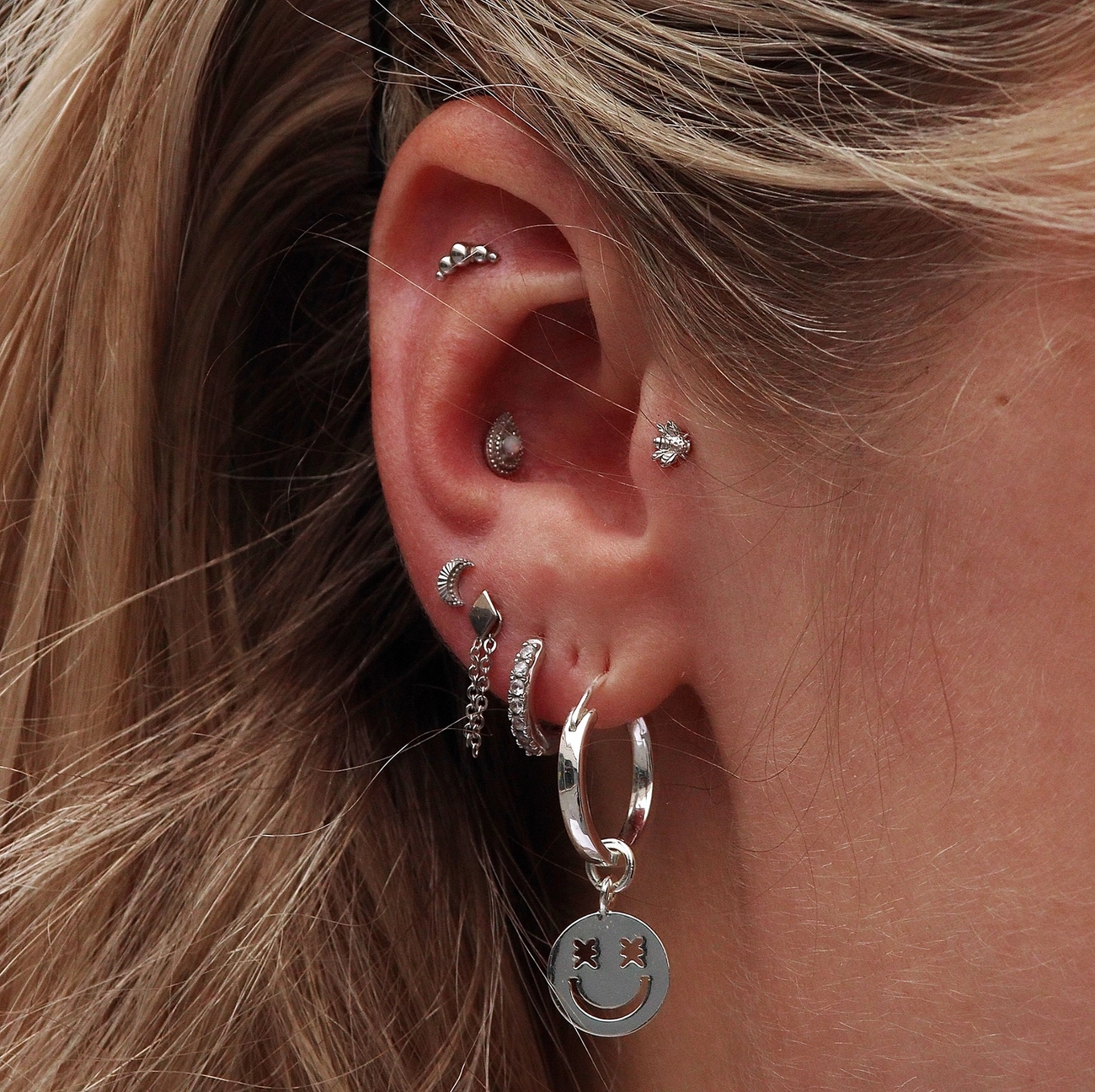 Maluna - Piercing and Fine Jewelry - Frau hat ein Ohrloch